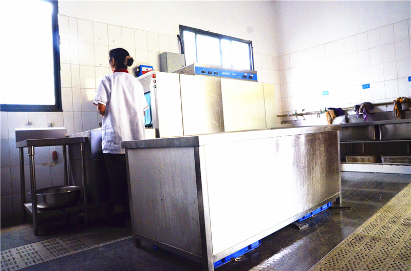 西華大學學校食堂叼嘿软件下载大全設備現場圖片