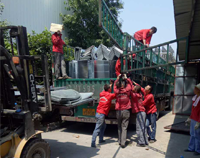 37°高溫下，叼嘿软件大全叼嘿软件下载大全設備公司的員工仍然在堅持工作